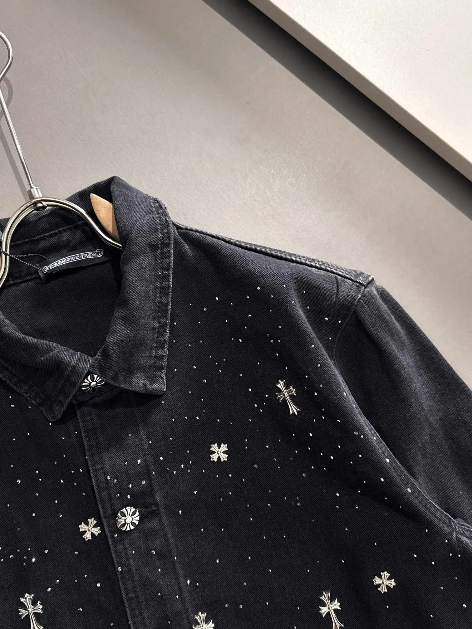 🅿️380 Kroxin 2025 catwalk style high-end customized jacquard denim jacket, the texture is first-class, the fabric is made of original jacquard material, brand LOGO engraved, the classic lapel denim jacket is simple and fashionable, low-key luxury, deeply sought after by big stars and Internet celebrities, one of the must-have items for fashionistas! Size: M-3XL